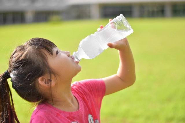 運動時の子どもの水分補給、普段からの飲み方が重要！夏場に気をつけるポイントとは？